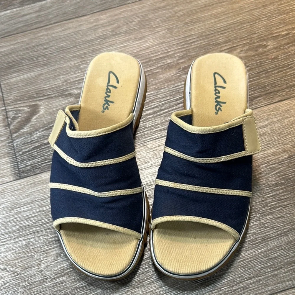 Clarks Navy and Tan Slide Sandals woman’s 8 (b230)
